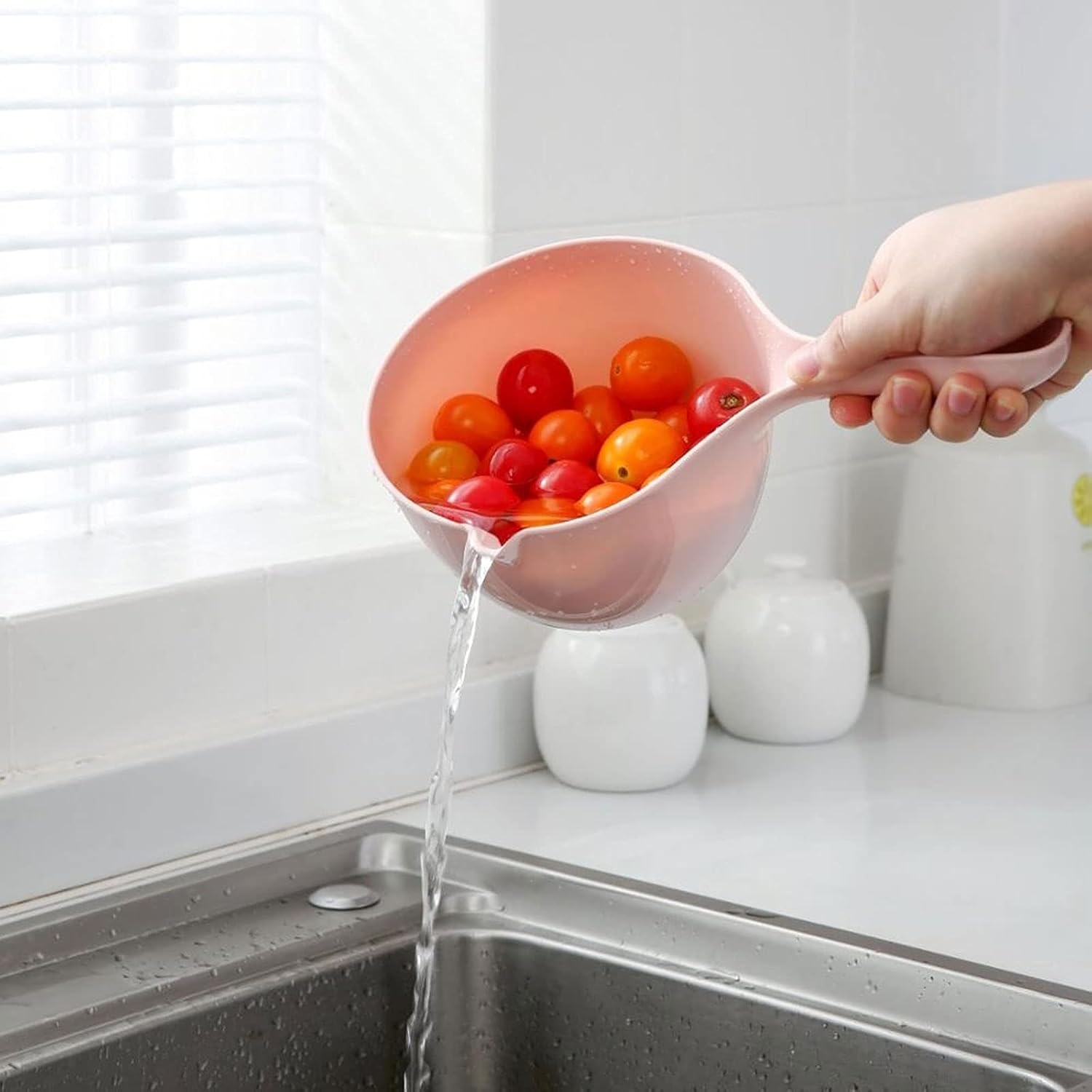 Ergonomic Kitchen Water Scoop B_gs_i